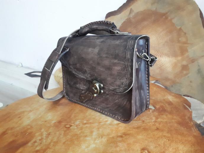 Siyah evrak çantası